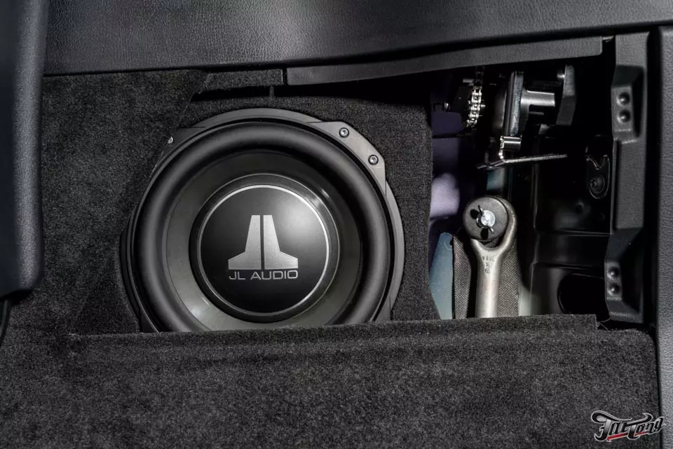 Mercedes V class. Комплексная шумоизоляция, установка музыкальной системы, перетяжка потолка в алькантару, антихром, окрас дисков!
